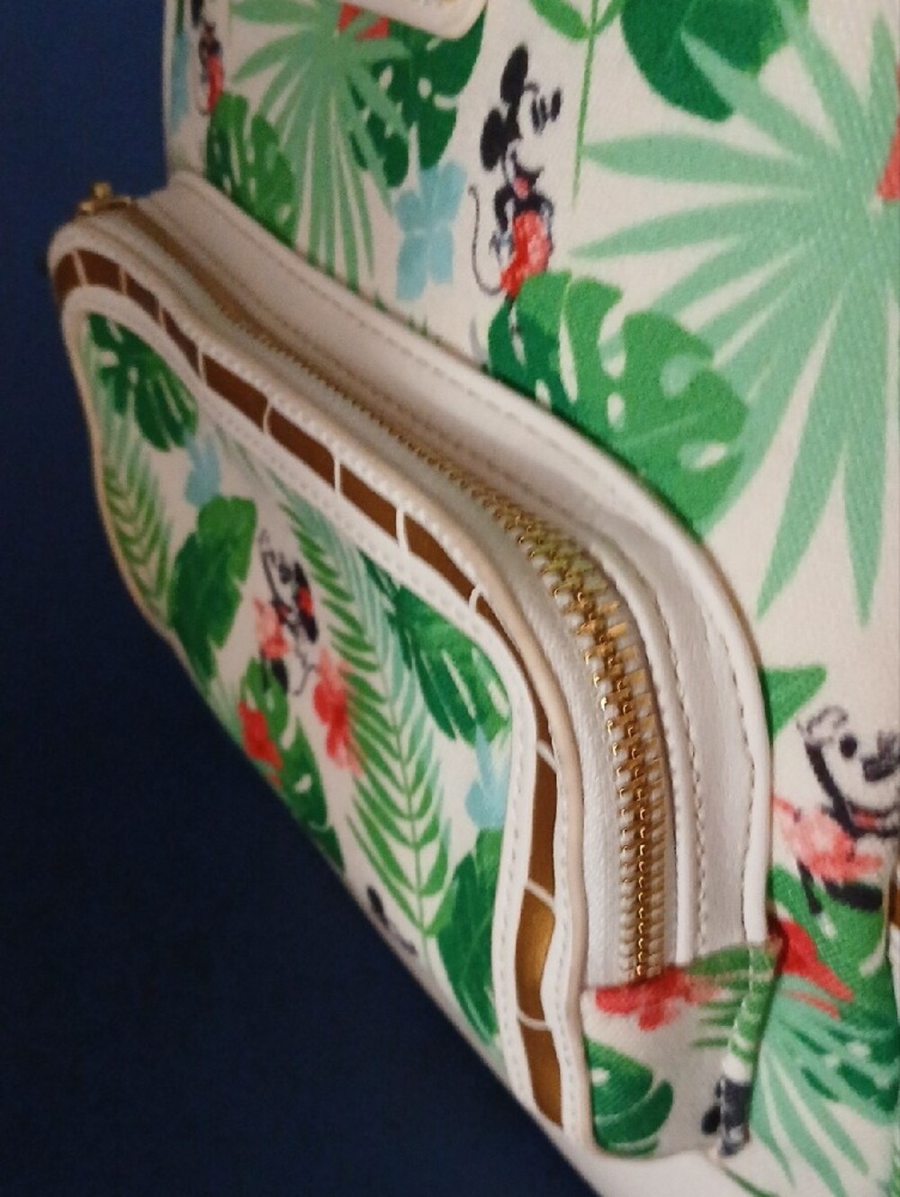 Loungefly White & Green Mickey Tropical Leaf Mini Backpack Like New - Picture 6 of 8